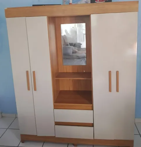 Guarda roupa solteiro 4 portas com espelho embutido