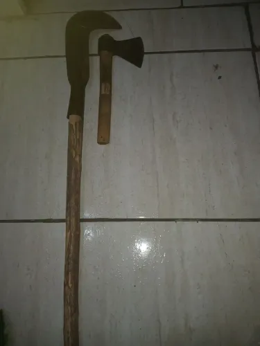 Ferramentas para jardinagem foice e machadinha