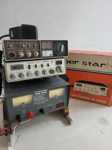 Rádio de TAIWAN Px Super Star, um rádio Royce modelo 1-632 e uma fonte Pyramid Gold Series