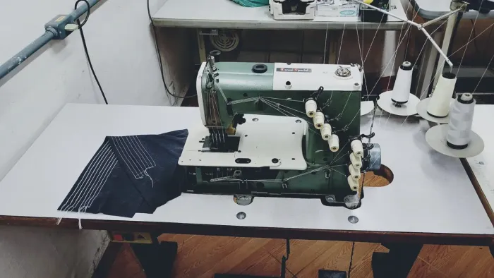 Vendo máquina de costura quatro agulhas com catraca