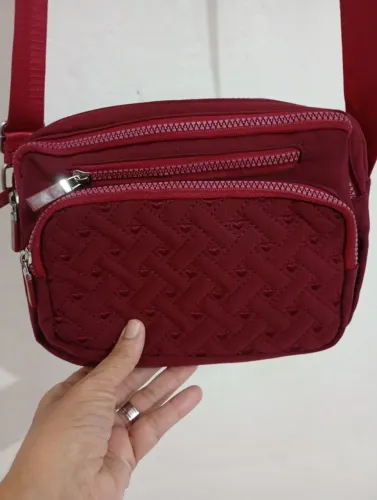 Vendo ótima bolsa bem espaçosa !!