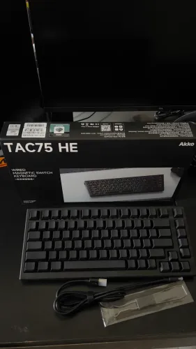 Teclado Gamer Akko TAC75 HE 75% Switches Magnéticos AstroAim, ARGB, Polling 8K, com Fio