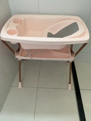 Banheira rosa de bebê com suporte