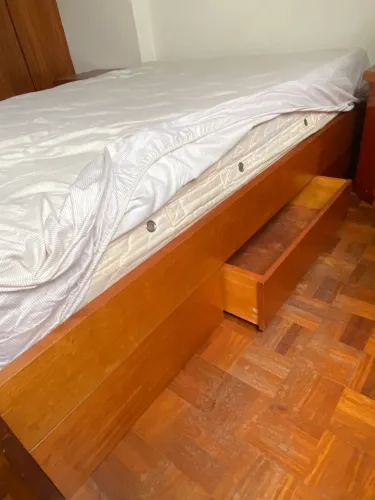 Cama de casal com 4 gavetões, colchão e 2 criados