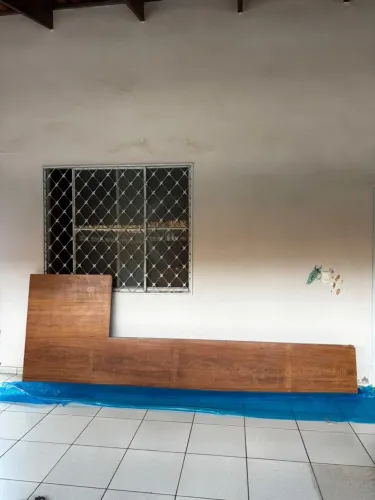 Mesa de madeira maciça em angelim pedra