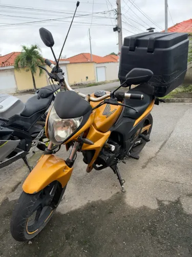 CB 300 com baú