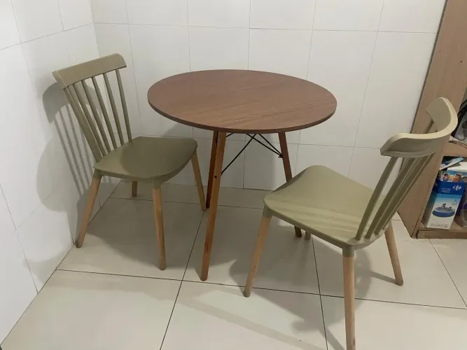 Mesa redonda estilo Eames com duas cadeiras - conjunto completo