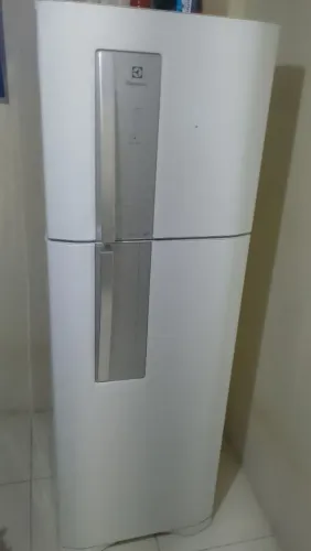 Geladeira semi nova só falta o gás fosfri 1.80 de altura 