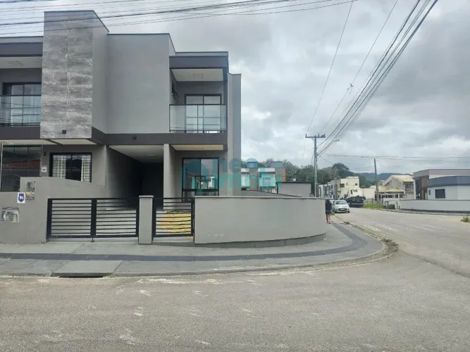 Sobrado 88m², 2 suítes, 1 vaga, Bela Vista- Palhoça