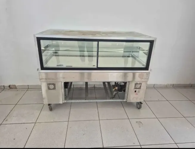 Balcão vitrine refrigerador para bolos e doces etc.