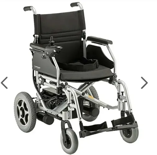 Cadeira de Rodas Motorizada em Alumínio Dobrável até 120 Kg Assento de 44 cm D900 Dellamed