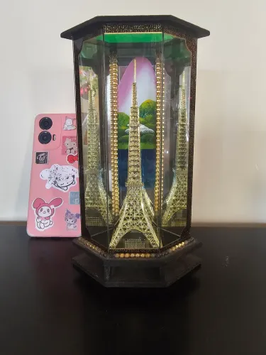 Miniatura dourada da Tokyo Tower