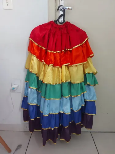 Vendo saia colorida nunca usada tamanho ajustável 300 reais