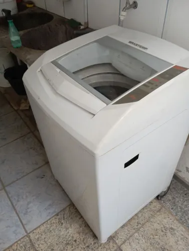 Máquina de lavar roupa Brastemp 09 kg com pequeno defeito .