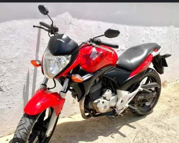 Vendo cb 300 R 2011 segundo dono