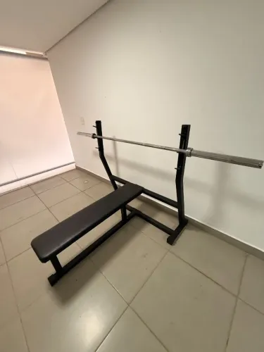 Banco para supino com a barra semi-novo