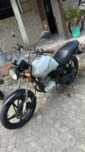 Moto pra perfeita pra trabalhar, pouco custo benefício e no preço bom