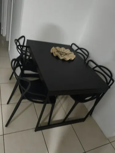 Mesa Semi Nova com 4 cadeiras.