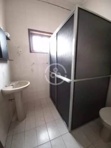 Casa para locação com amplo terreno, edícula e excelente espaço externo!