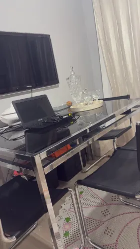 Mesa de jantar com tampo de vidro e aparador  