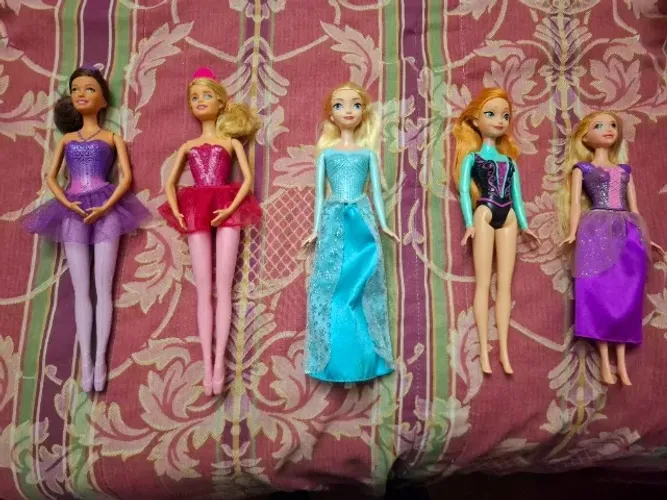 Lote 5 Bonecas - Barbies Bailarinas e Princesas Disney