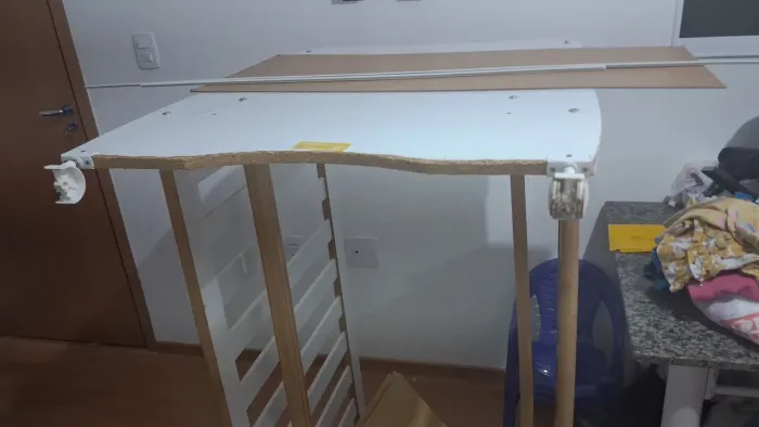 Berço e guarda roupa, precisam ser arrumados.