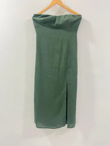 Vestido verde, veste M, com zíper lateral e fenda, usado