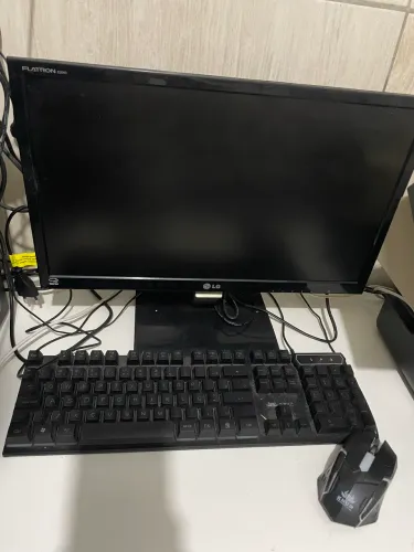 TELA DE COMPUTADOR + TECLADO