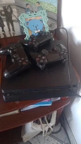 Vendo um ps4 3 controle