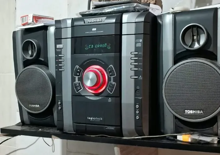 Aparelho de som 3 cds tudo funcionando com as caixas