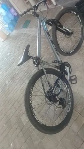 Vendo essa bicicleta em perfeito estado so ta com pequeno defeito no quadro