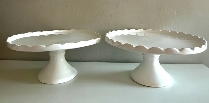 suportes para bolo com pé e borda ondulada Louça.