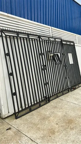 Portão de abrir 2 folhas e grade fixa