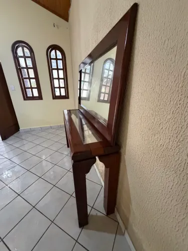 Aparador de madeira com espelho