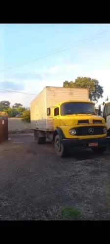 Caminhão baú para locação e mudança