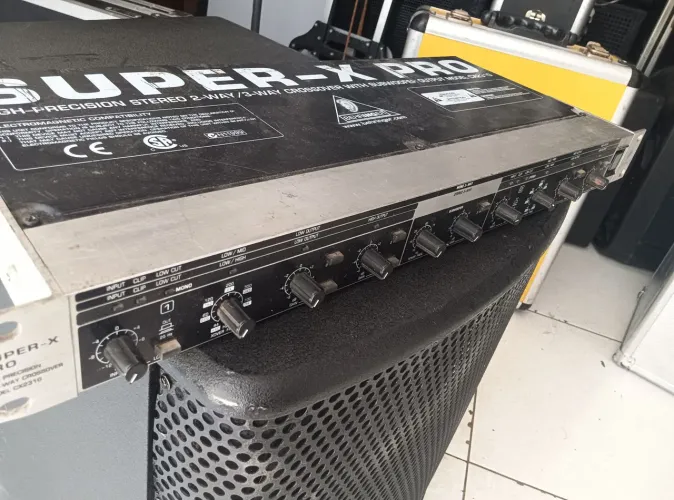 Crossover Behringer CX 2310