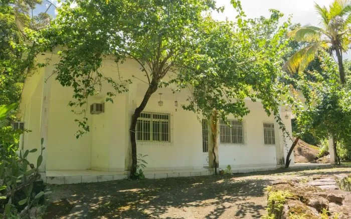 Sítio com 3.600m² de terreno, com acesso à cachoeira, localizado em Guapimirim
