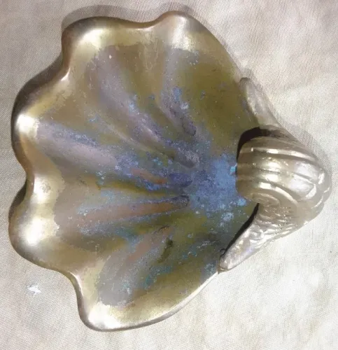 Saboneteira bronze dorado maciço decoração em cinzel em formato de Concha Marinha