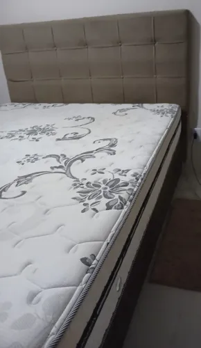 cama queen size com base, colchão e cabeceira