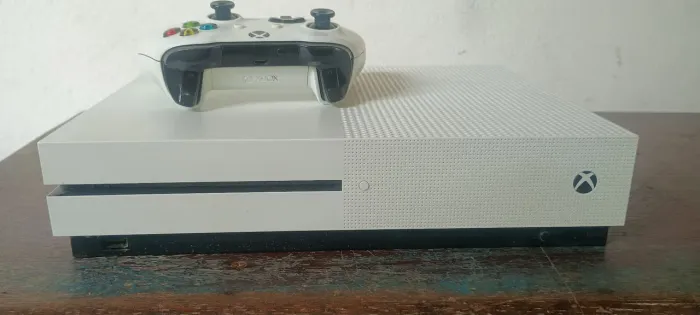 Xbox One S 1TB + 1 Controle (pra vender logo!!!!)