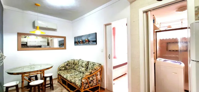 Apartamento mobiliado e equipado, prédio de frente para a praia do Embaré !!