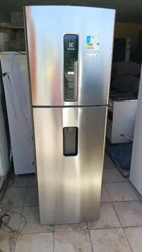 Vendo geladeira Electrolux Frost Free 409 litros com garantia
