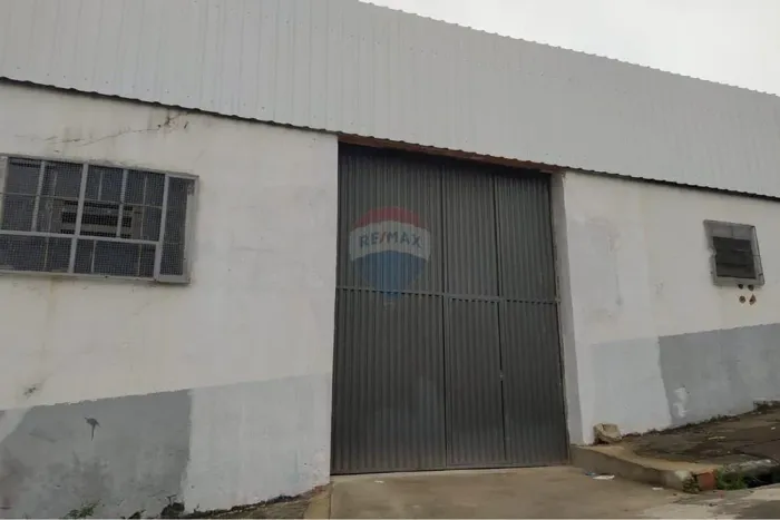 Locação de Galpão amplo com 850m2, entrada para caminhão, na Vila Ideal