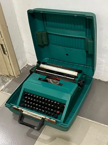 Antiga Máquina de Escrever Olivetti Studio 45, verde