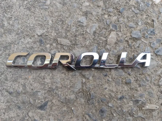 Emblema Toyota Corolla da tampa traseira original usado 
