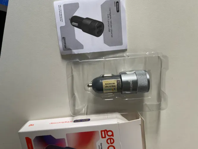 Carregador veicular universal com 2 entradas USB novo 