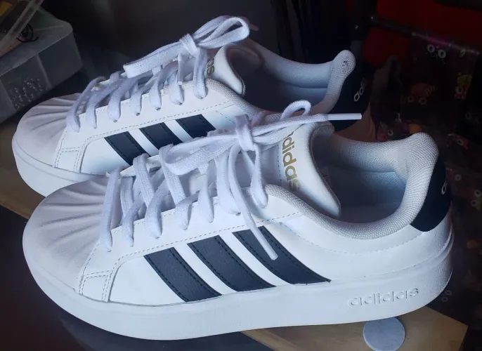 Tenis Adidas semi novo
