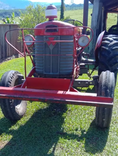 Vende trator 50x massey ferguson em ótimo estado..corumbataí sp