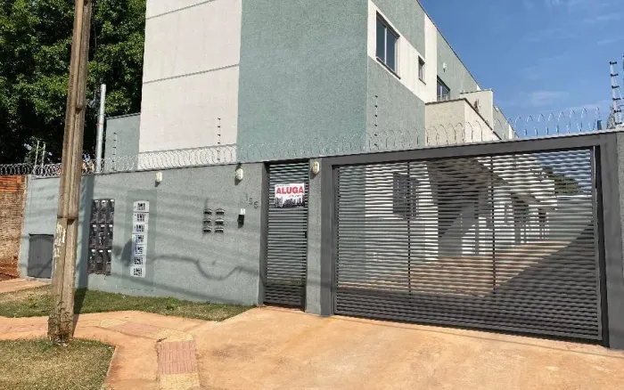 Sobrado com 03 quartos, sendo uma suíte em condomínio fechado