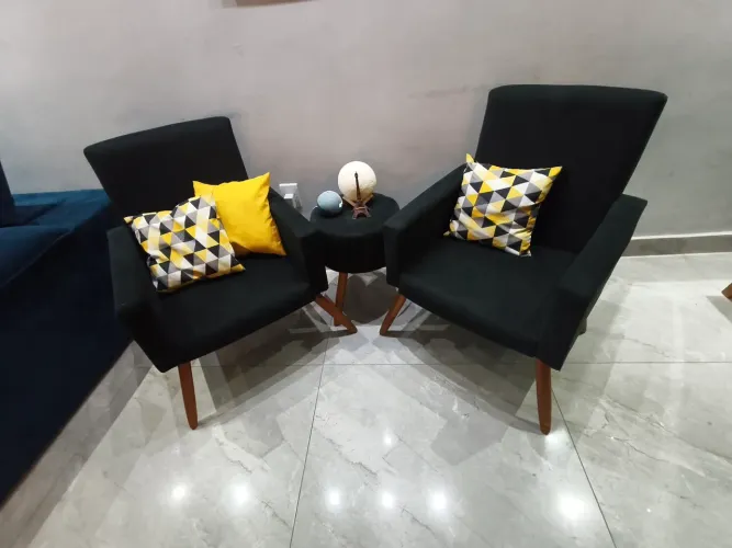 Conjunto de poltronas e uma banqueta preta